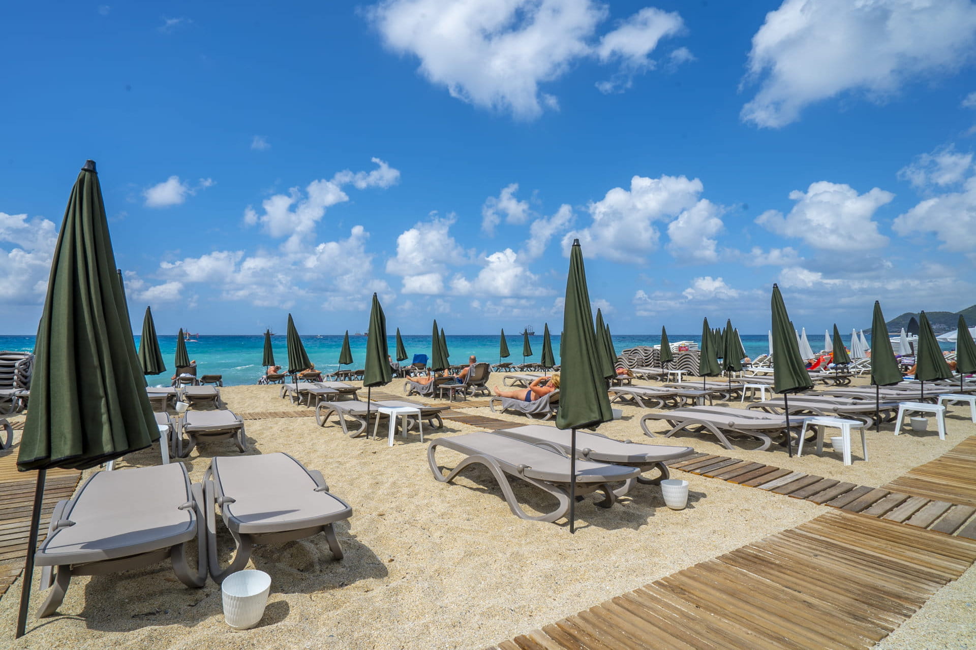 Solsenge på strande i Alanya.