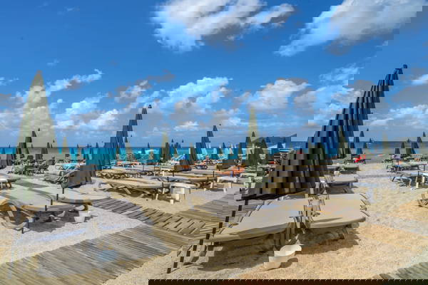 Solsenge på strande i Alanya.