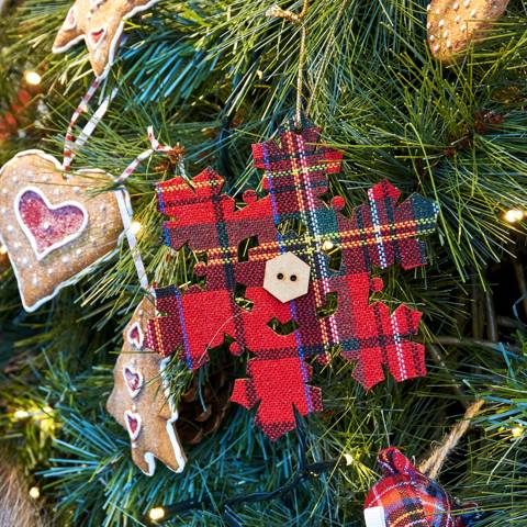 Grangren med julepynt i skotskternet tartan.