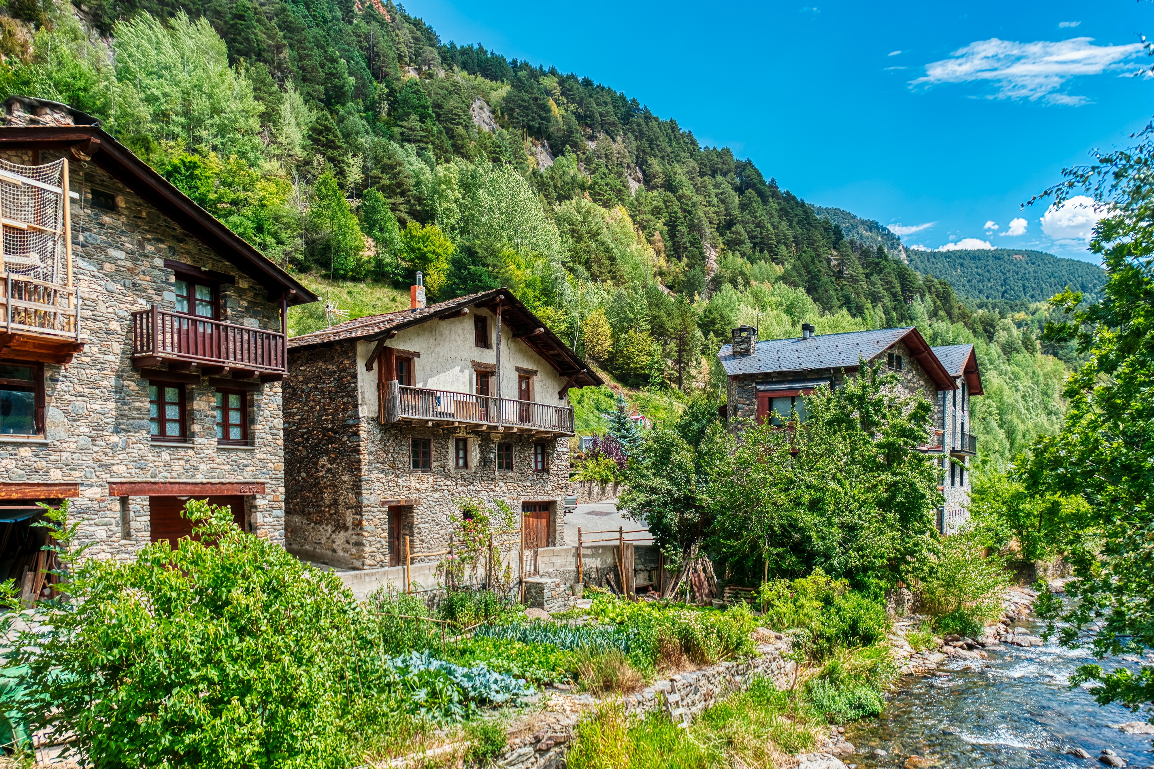 Stenhuse ved en flod i landsbyen Ansalonga i Andorra.