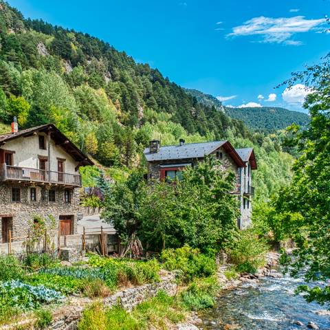 Stenhuse ved en flod i landsbyen Ansalonga i Andorra.