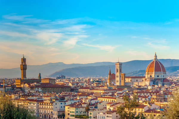 Luftfoto af Firenze med katedralen i forgrunden.